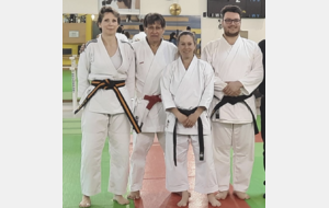 Les ceintures noires 1er dan de cette saison
de gauche à droite
Ellen Nihon Tai Jitsu (self défense), Gérard le professeur, Morgane karaté Shotokan, Aurélien karaté Shotokan
Il manque sur la photo Arnaud Nihon Tai Jitsu (self défense)